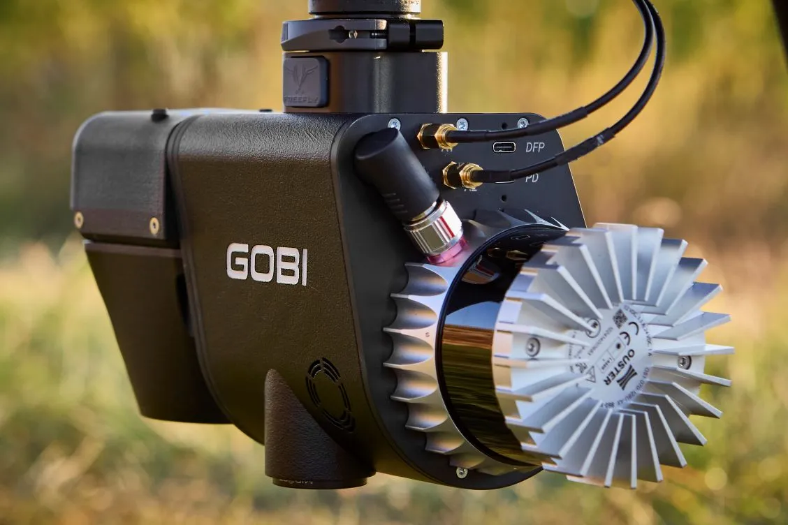 GOBI-Sensor mit Anschlüssen und Kühlsystem im Freien