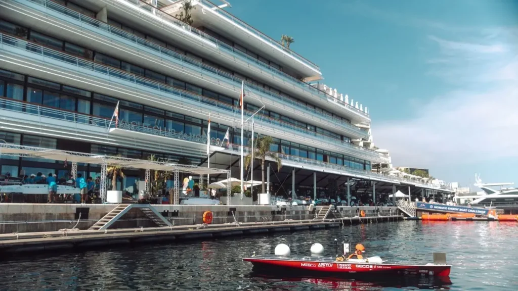 Bateau à énergie solaire de compétition équipé d'un système de navigation inertielle